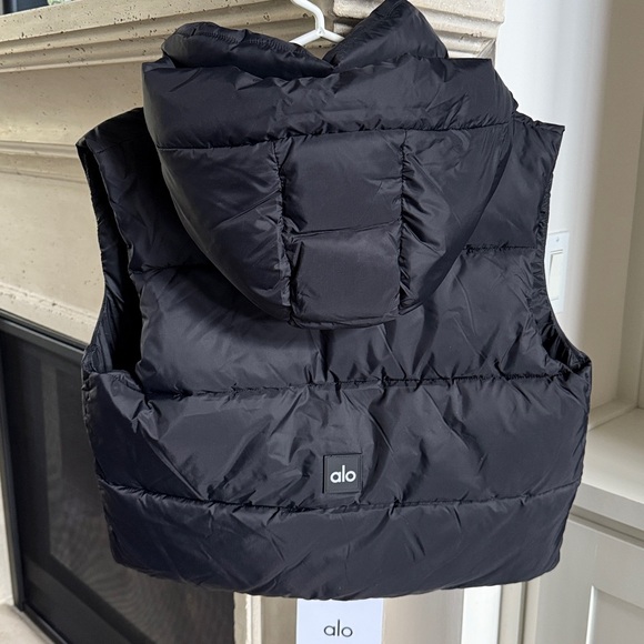 ALO Yoga NWT Women's Black Gold Rush Puffer Vest SZ S - Picture 5 of 5